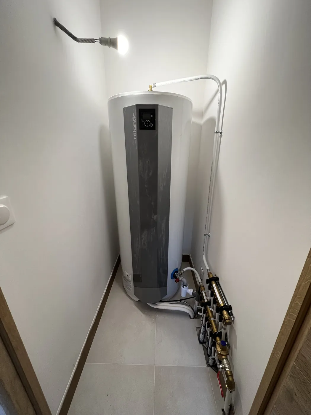 Chauffe-eau thermodynamique installé dans un local technique