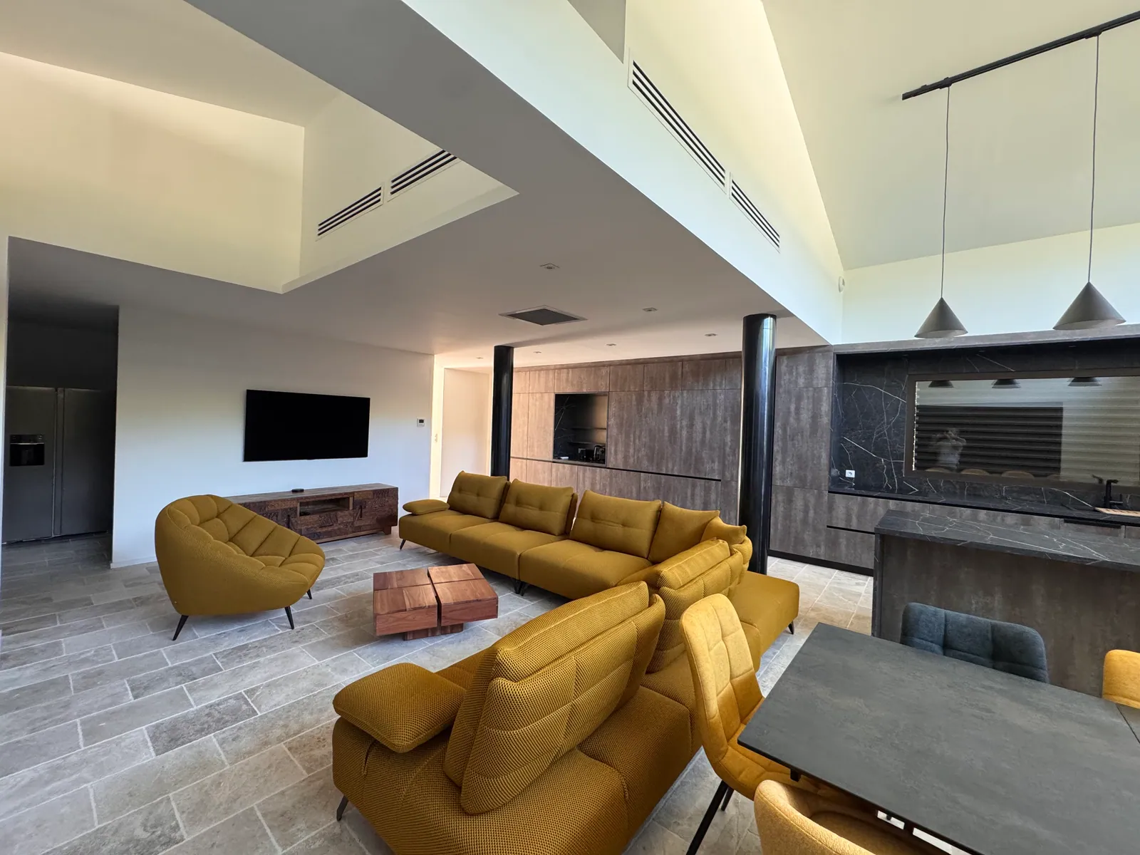 Grilles linéaires de climatisation gainable dans une villa