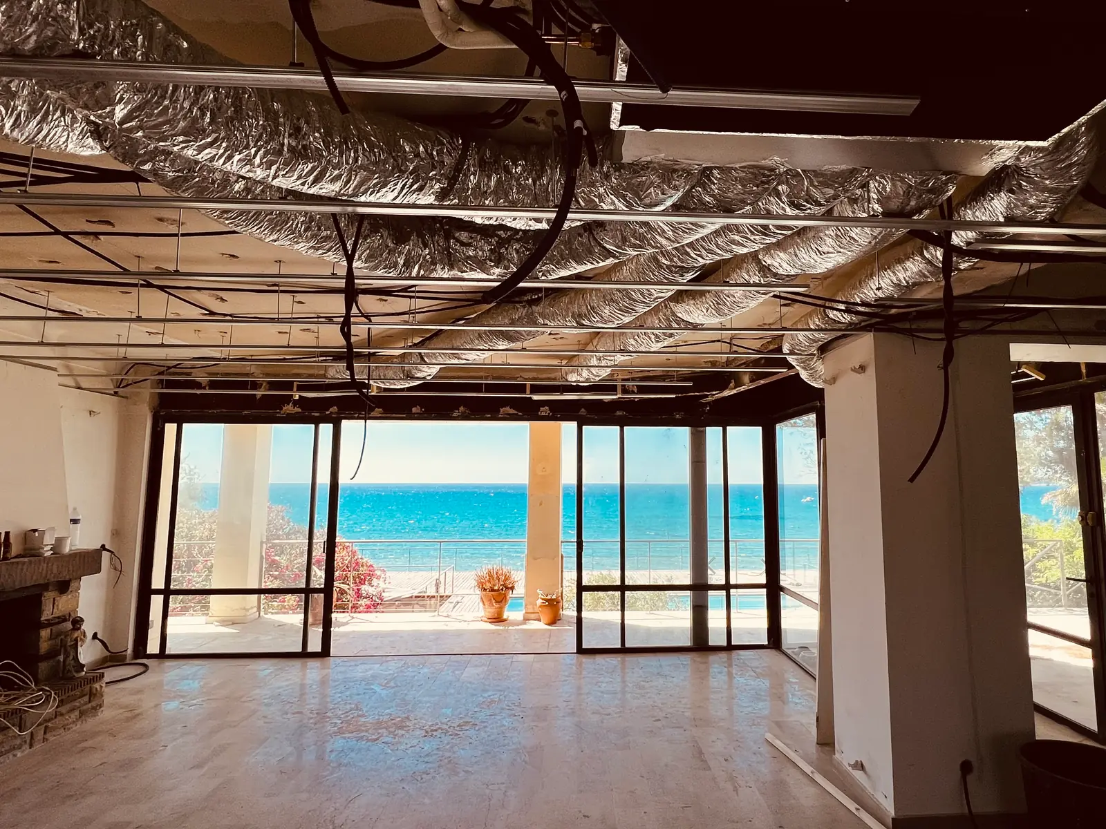 Réseau de climatisation gainable installé dans une villa avec vue mer