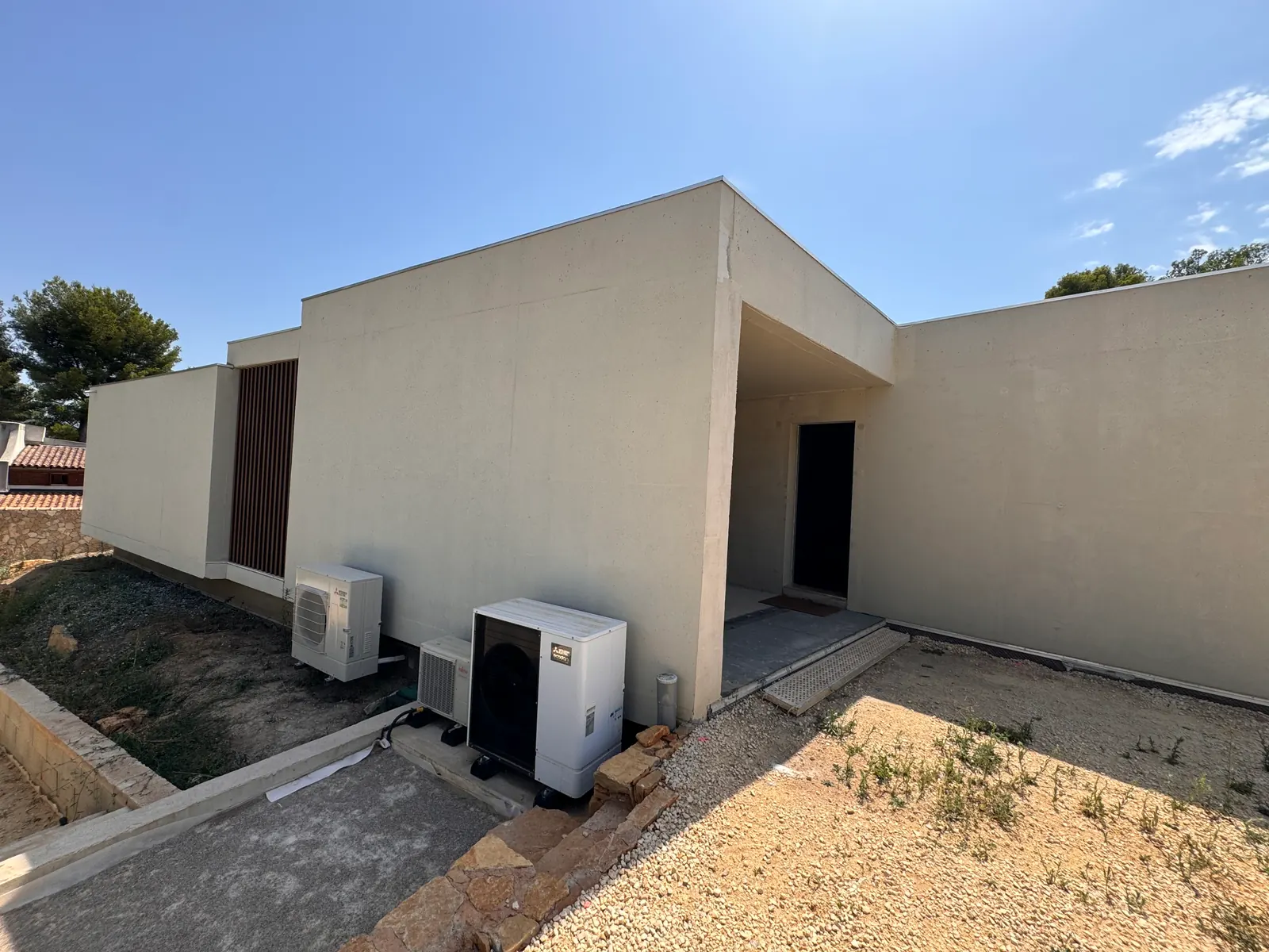 Groupes extérieurs de pompe à chaleur sur une maison contemporaine en Provence