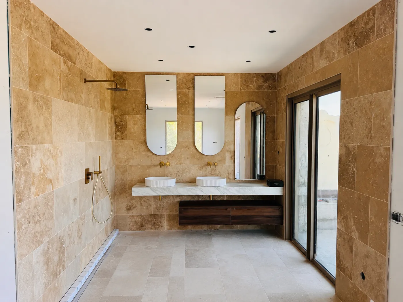 Salle de bains contemporaine réalisée avec des finitions soignées