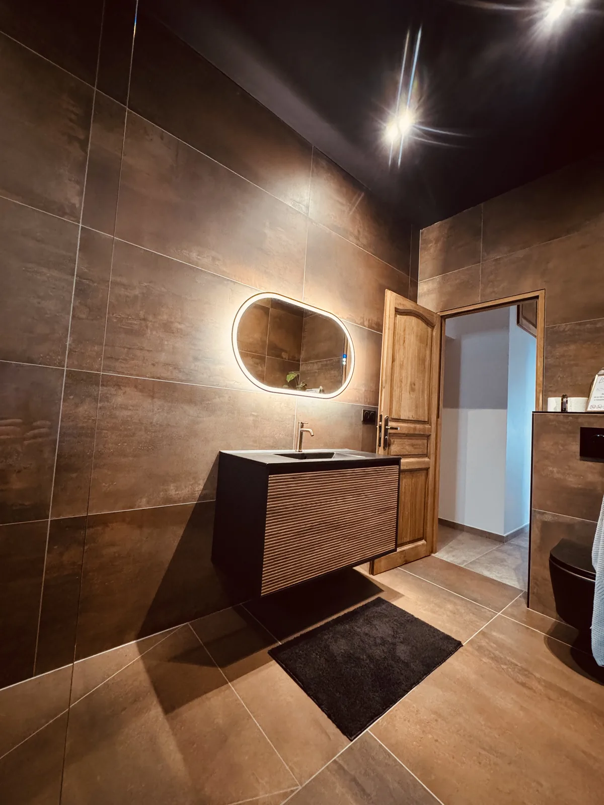 Salle de bains effet cuivre avec meuble vasque