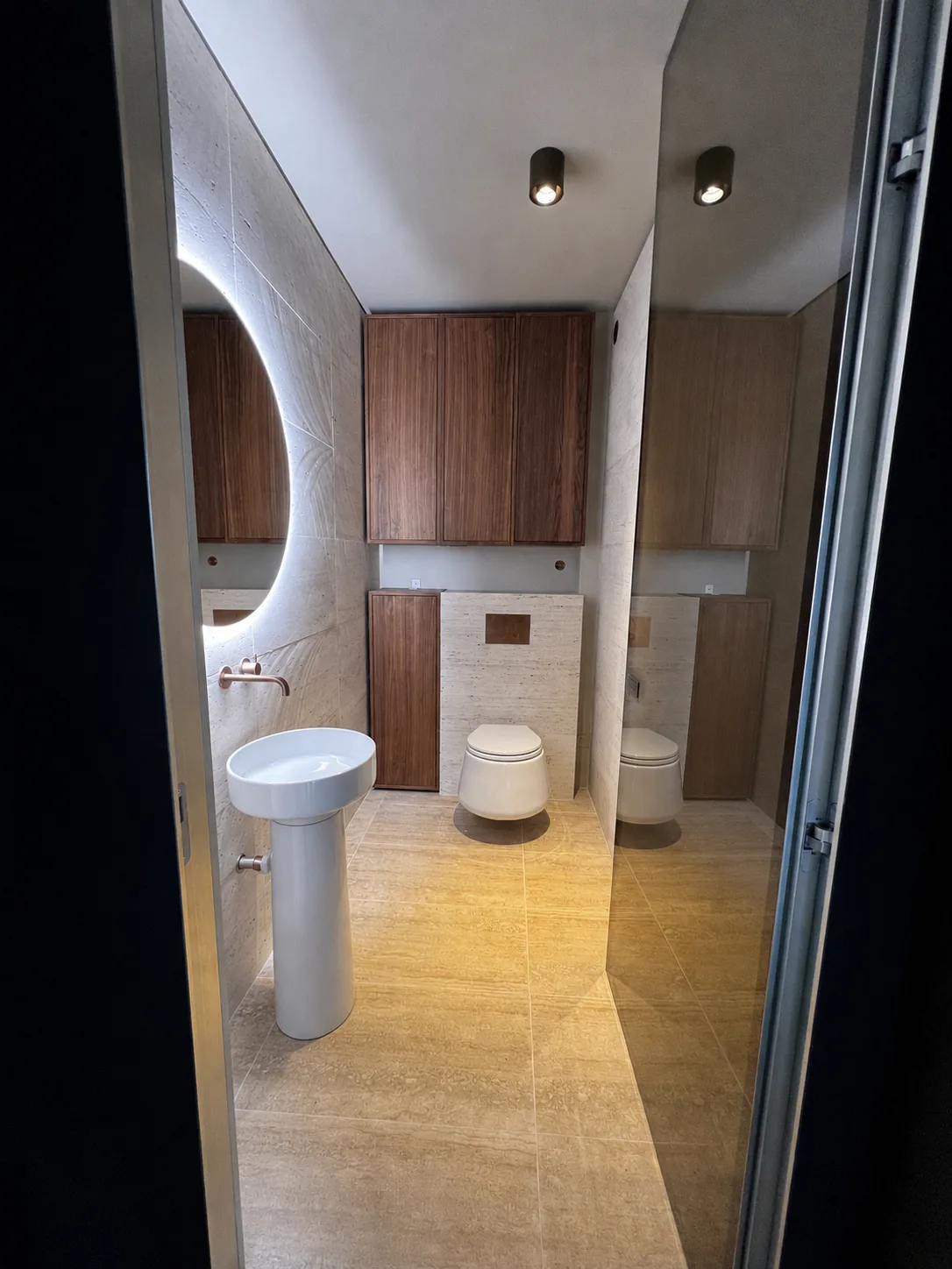 WC suspendu et lavabo colonne avec mobilier bois