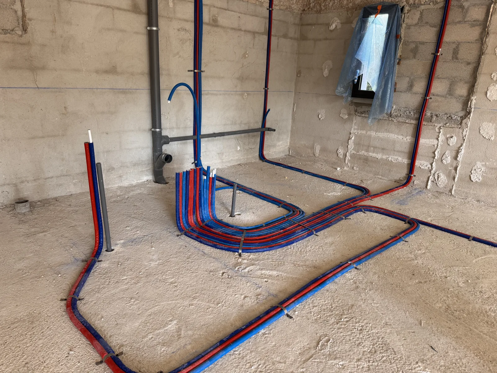 Alimentations et évacuations de plomberie en attente sur chantier