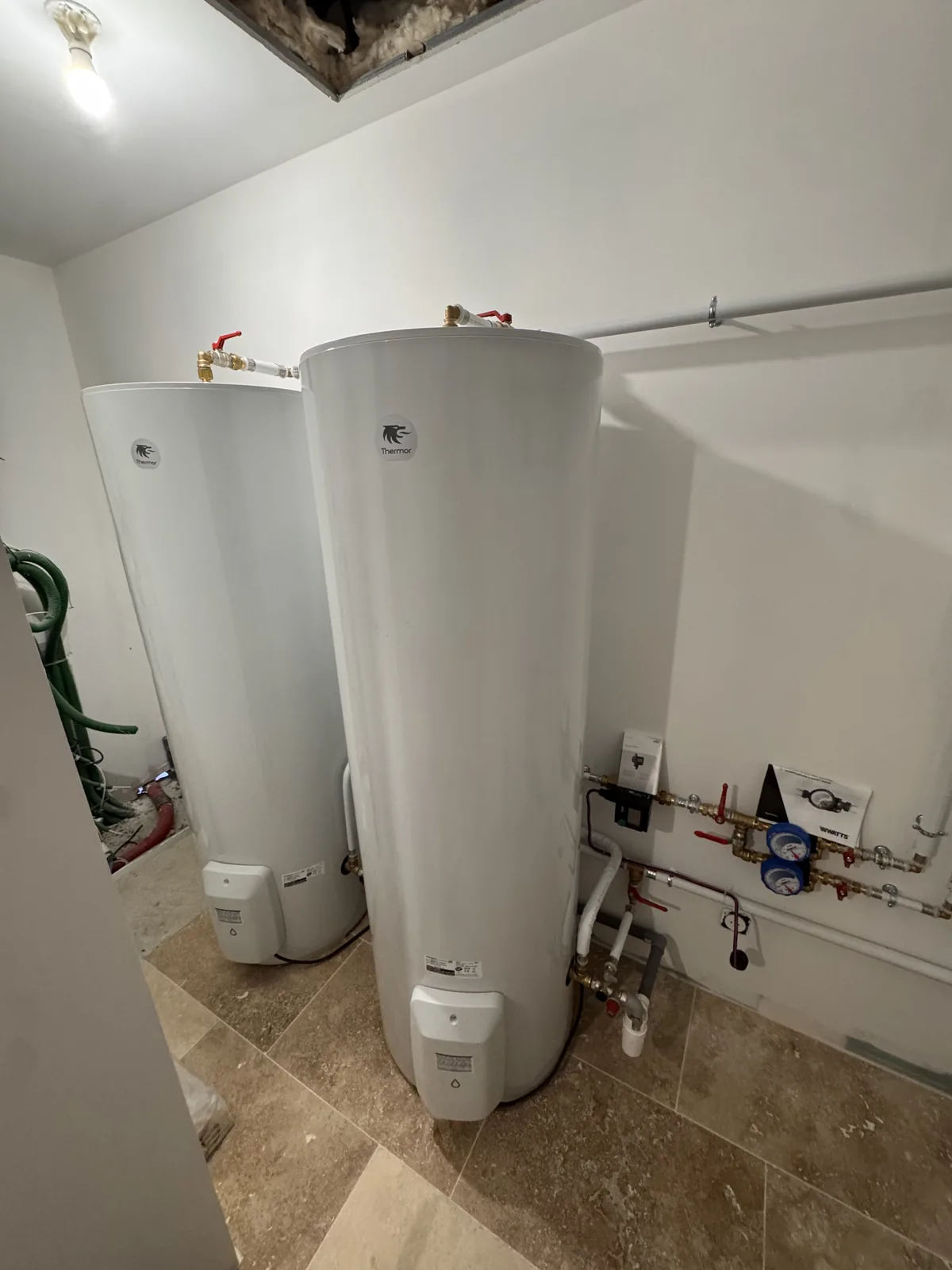 Deux chauffe-eau électriques Thermor installés côte à côte