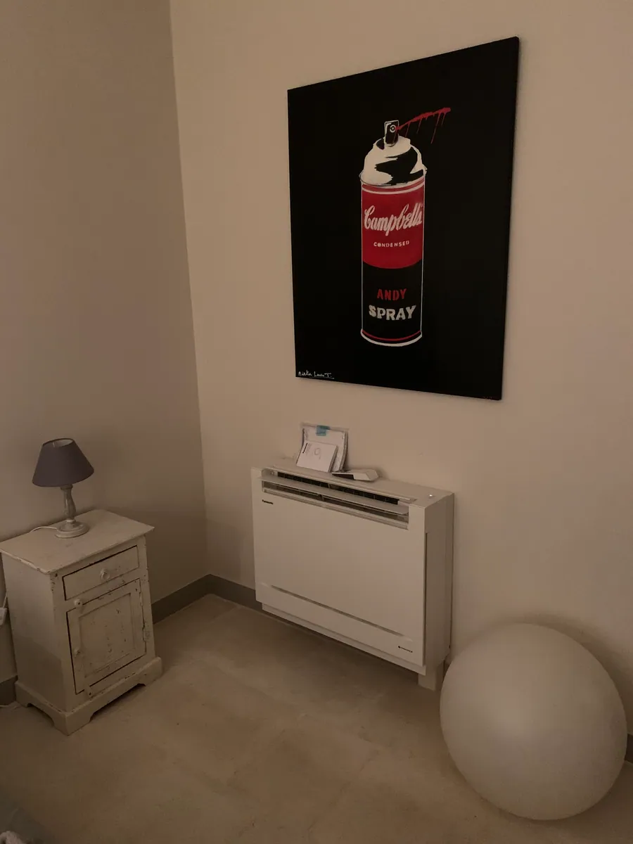 Console de climatisation réversible installée en partie basse