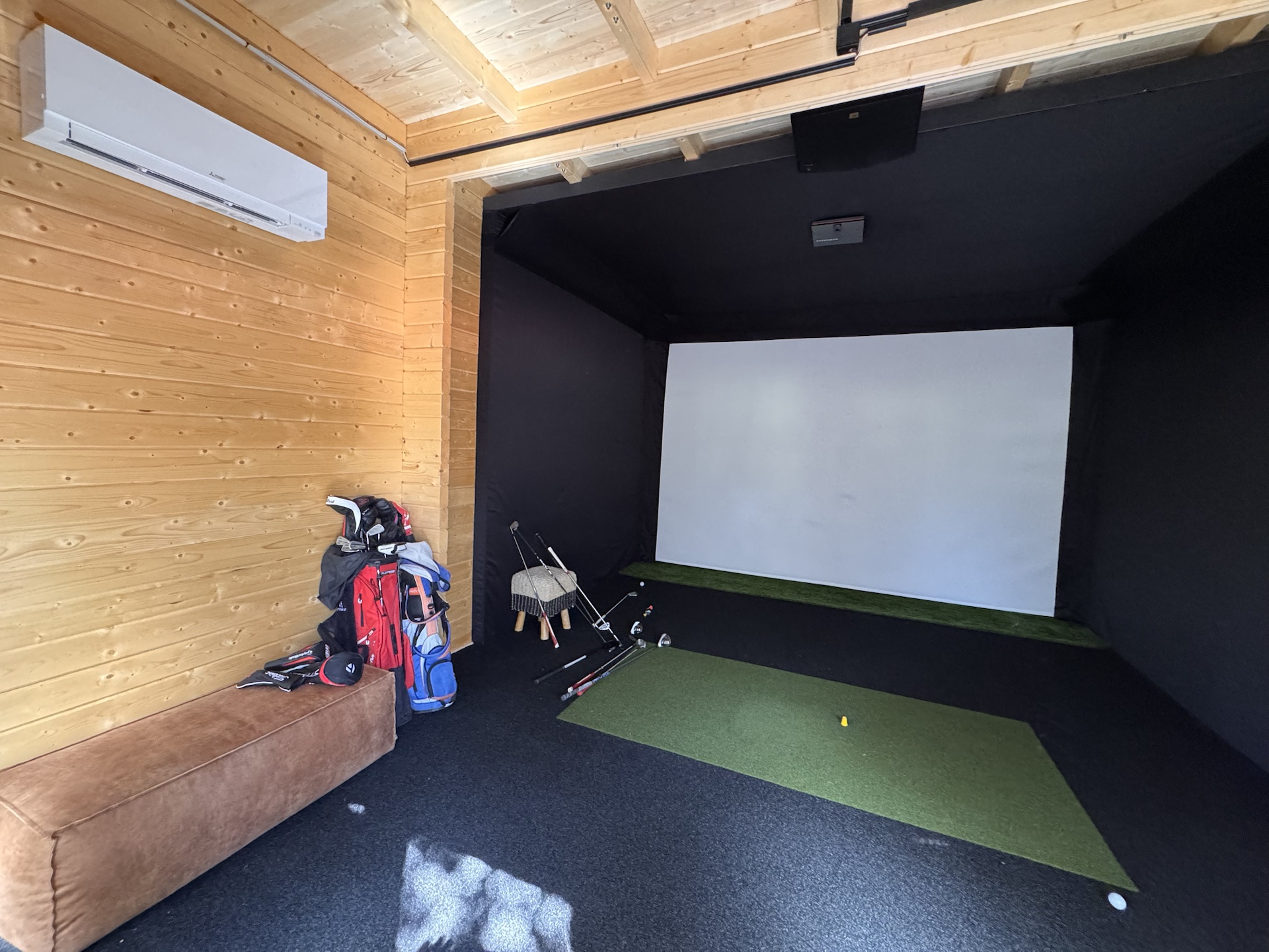 Climatisation Mitsubishi installée dans un simulateur de golf à Saint-Marc-Jaumegarde