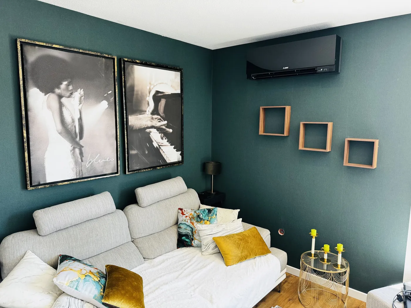 Climatisation réversible murale installée dans un intérieur contemporain