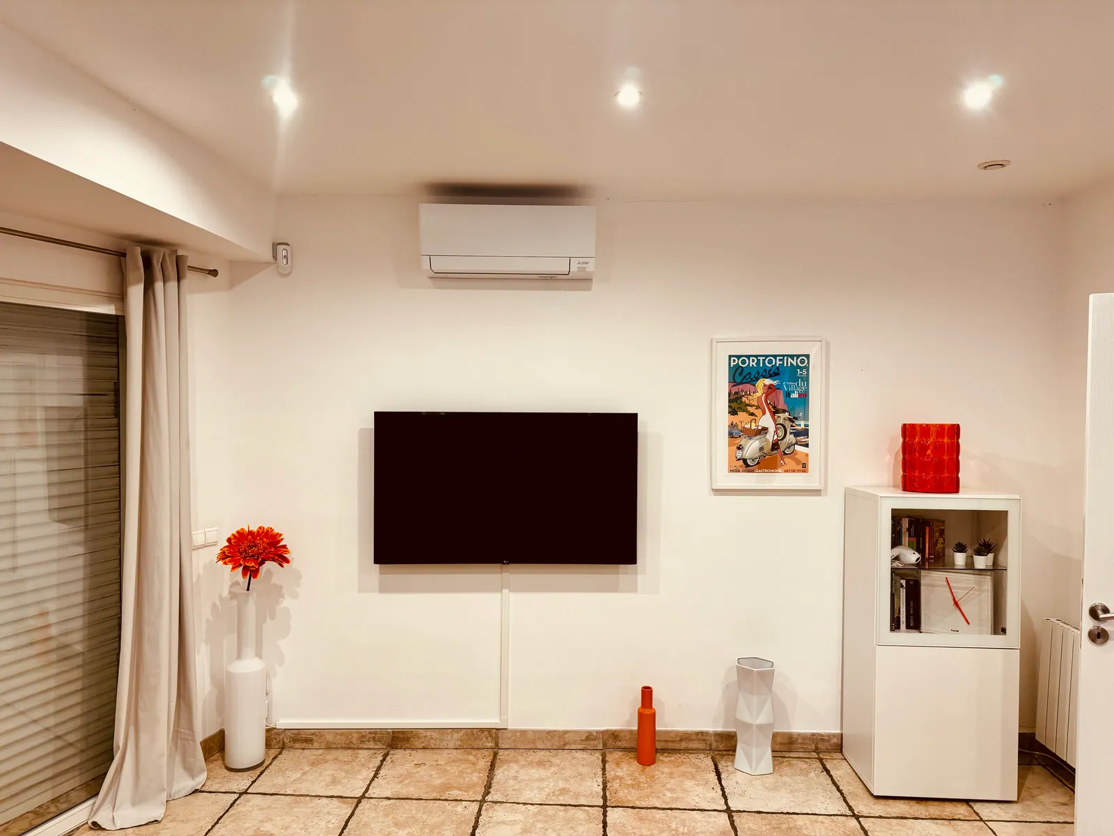 Climatiseur mural discret dans un salon moderne