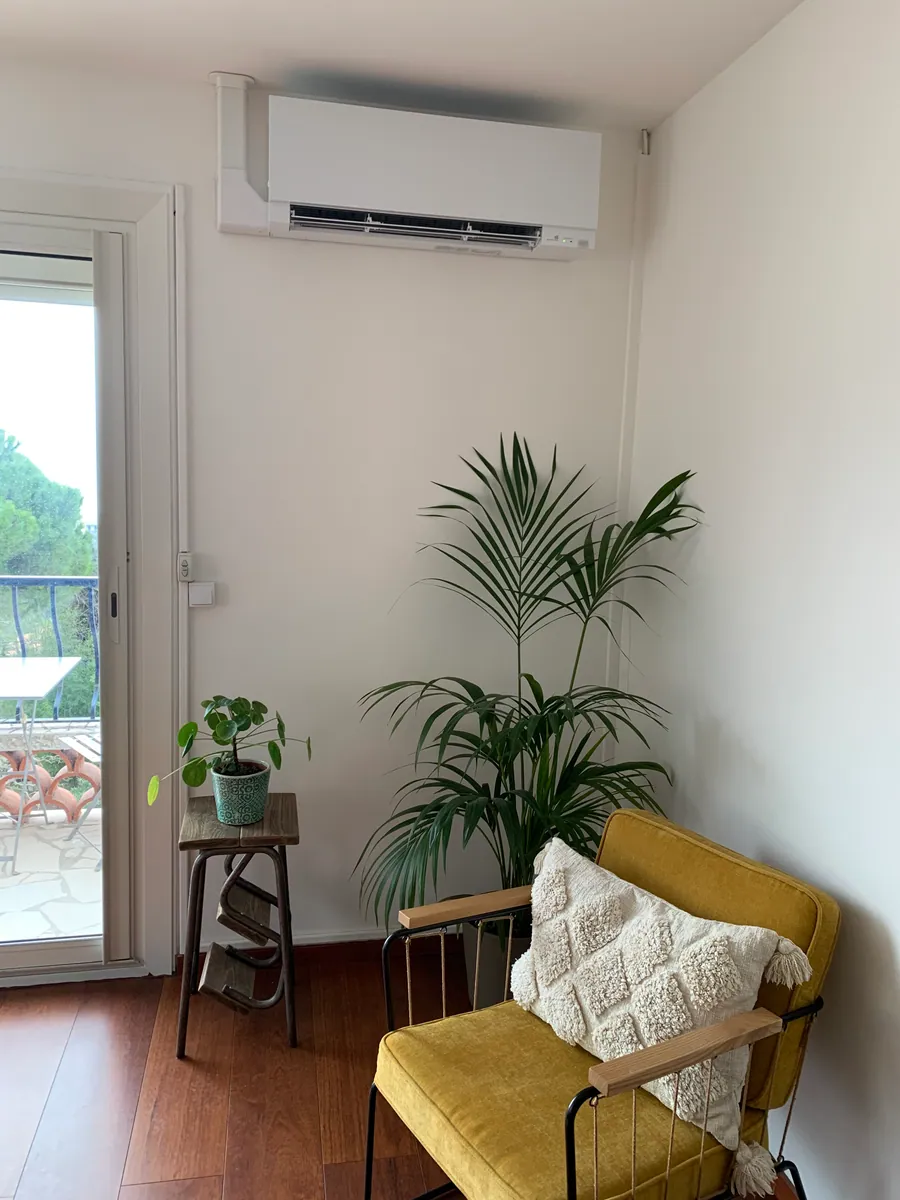 Climatisation murale dans un salon lumineux