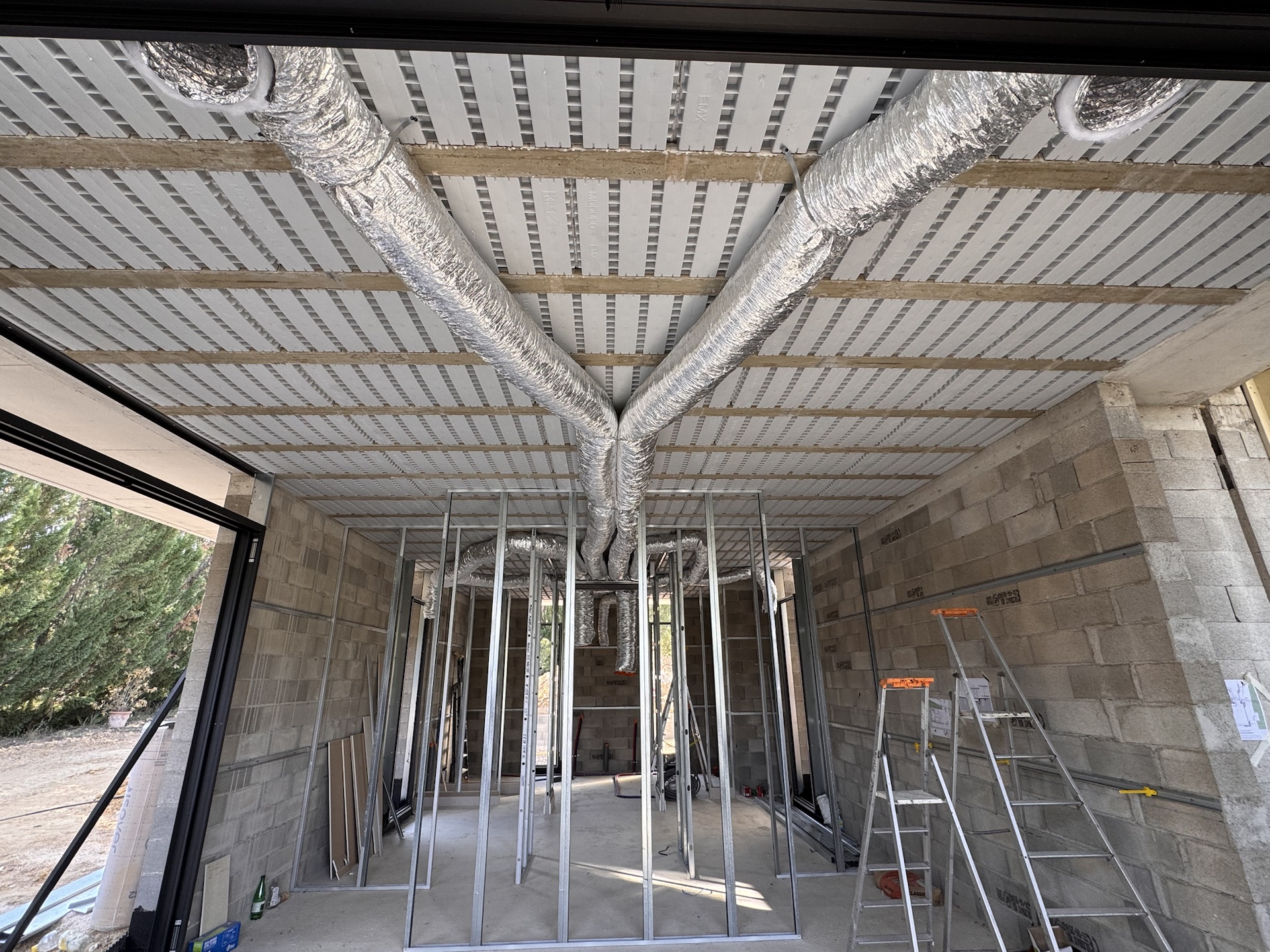 Réseau de climatisation gainable Mitsubishi en cours de pose dans un salon à Saint-Marc-Jaumegarde