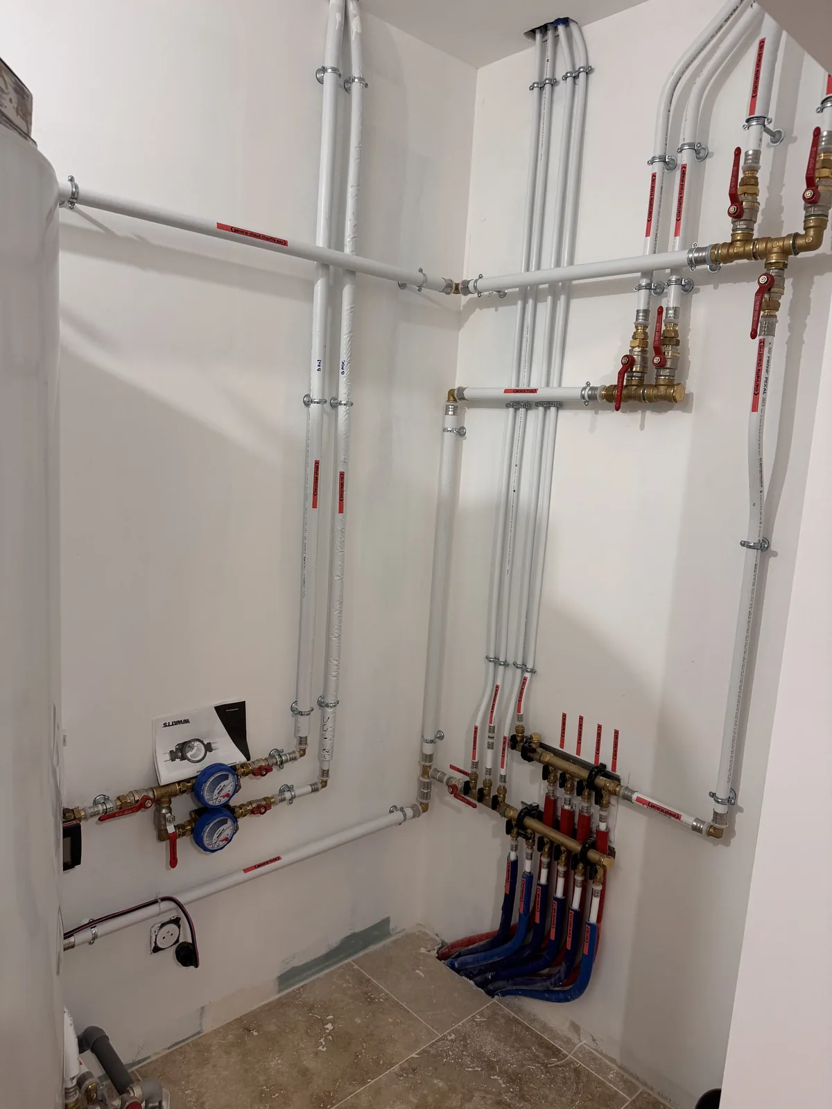 Réseau de plomberie multicouche organisé dans une maison