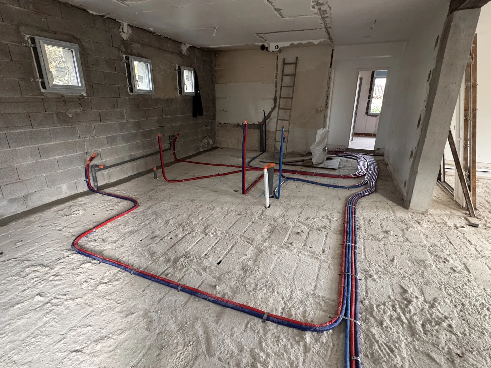Passage des réseaux de plomberie dans une maison en rénovation
