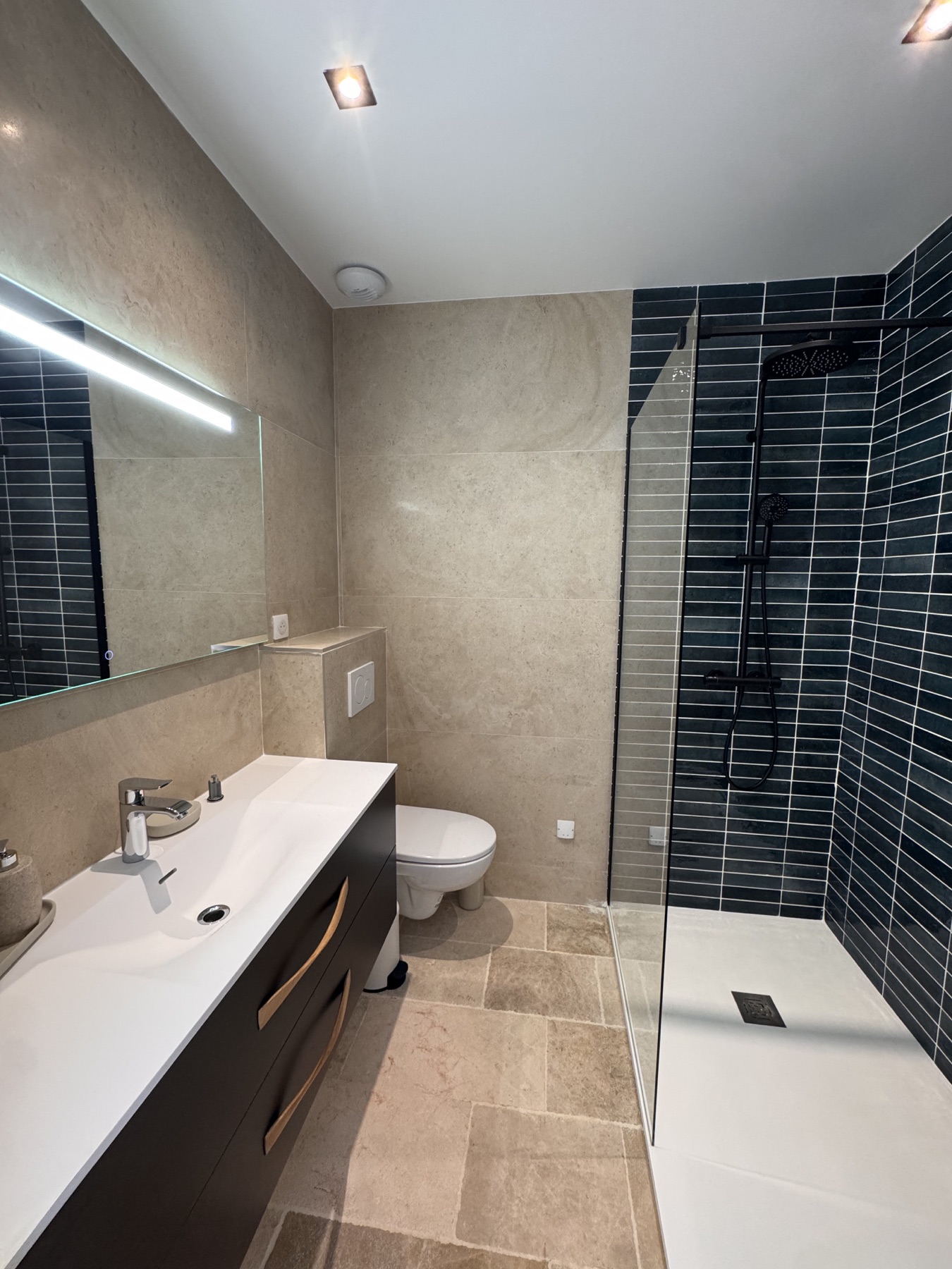 Salle de bain avec douche à l’italienne rénovée à Port d’Alon