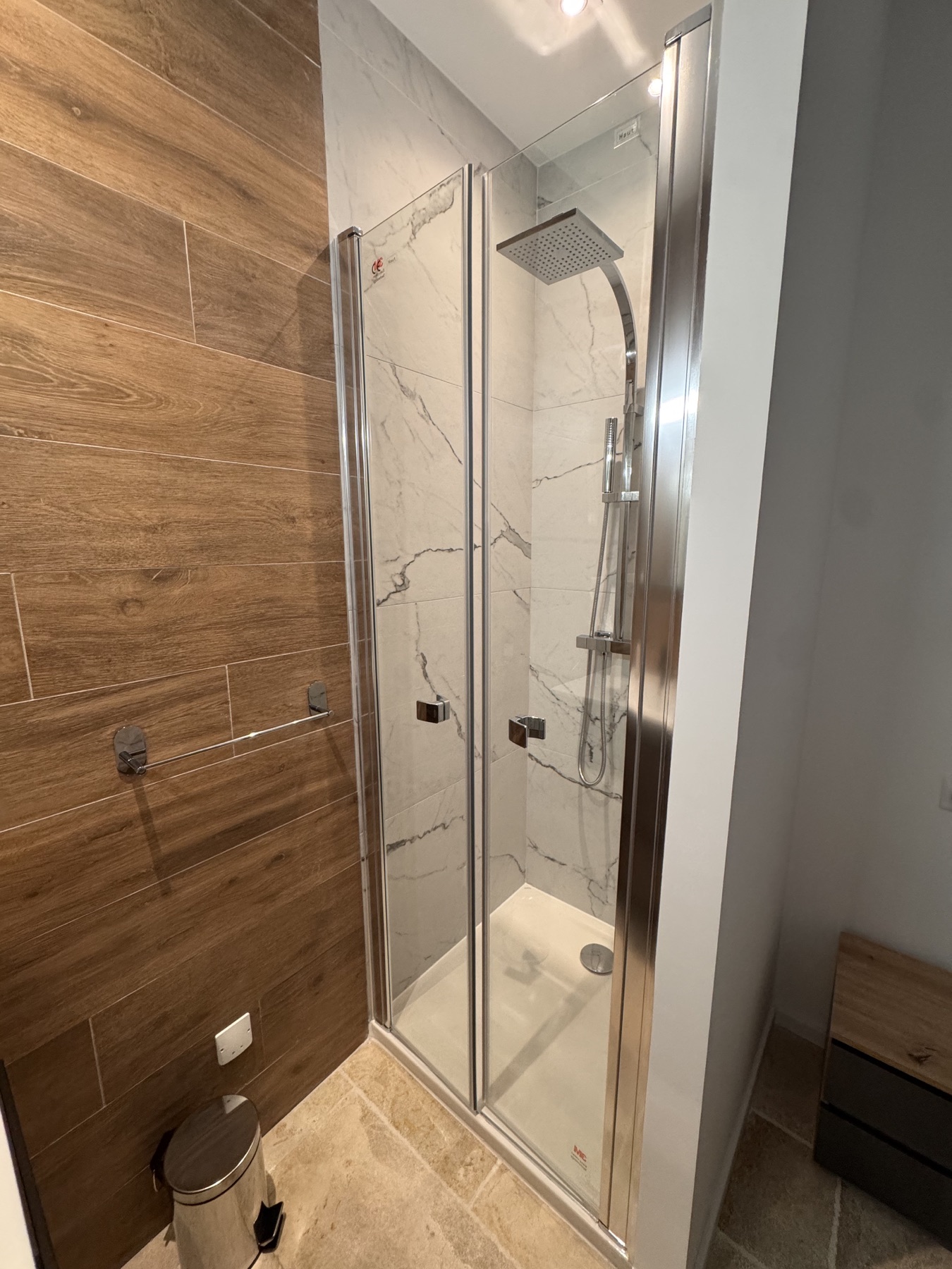 Douche rénovée avec réseau de plomberie neuf à Port d’Alon