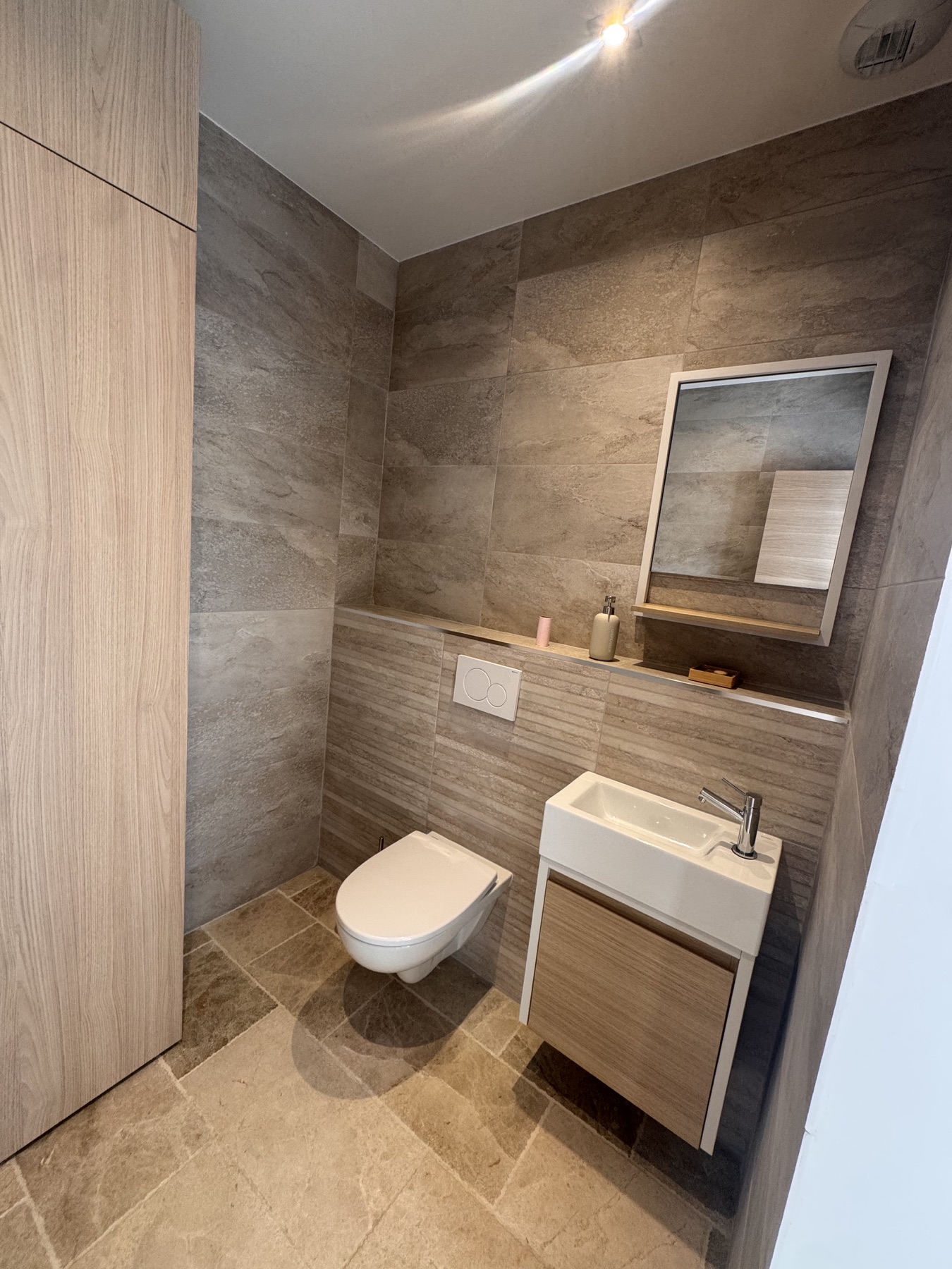 Salle d’eau avec WC suspendu réalisée à Port d’Alon