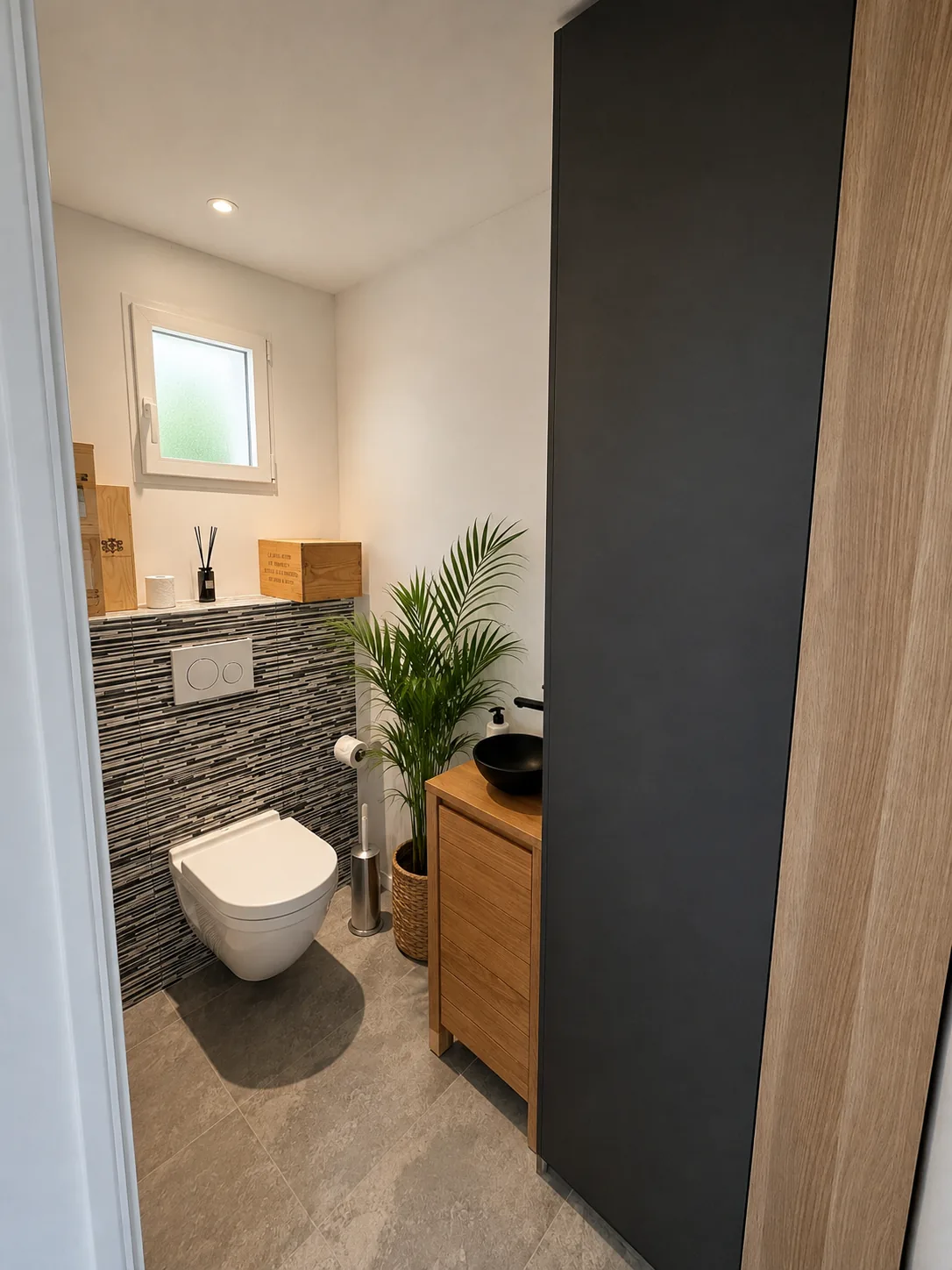 Sanitaires avec WC suspendu et meuble en bois noir
