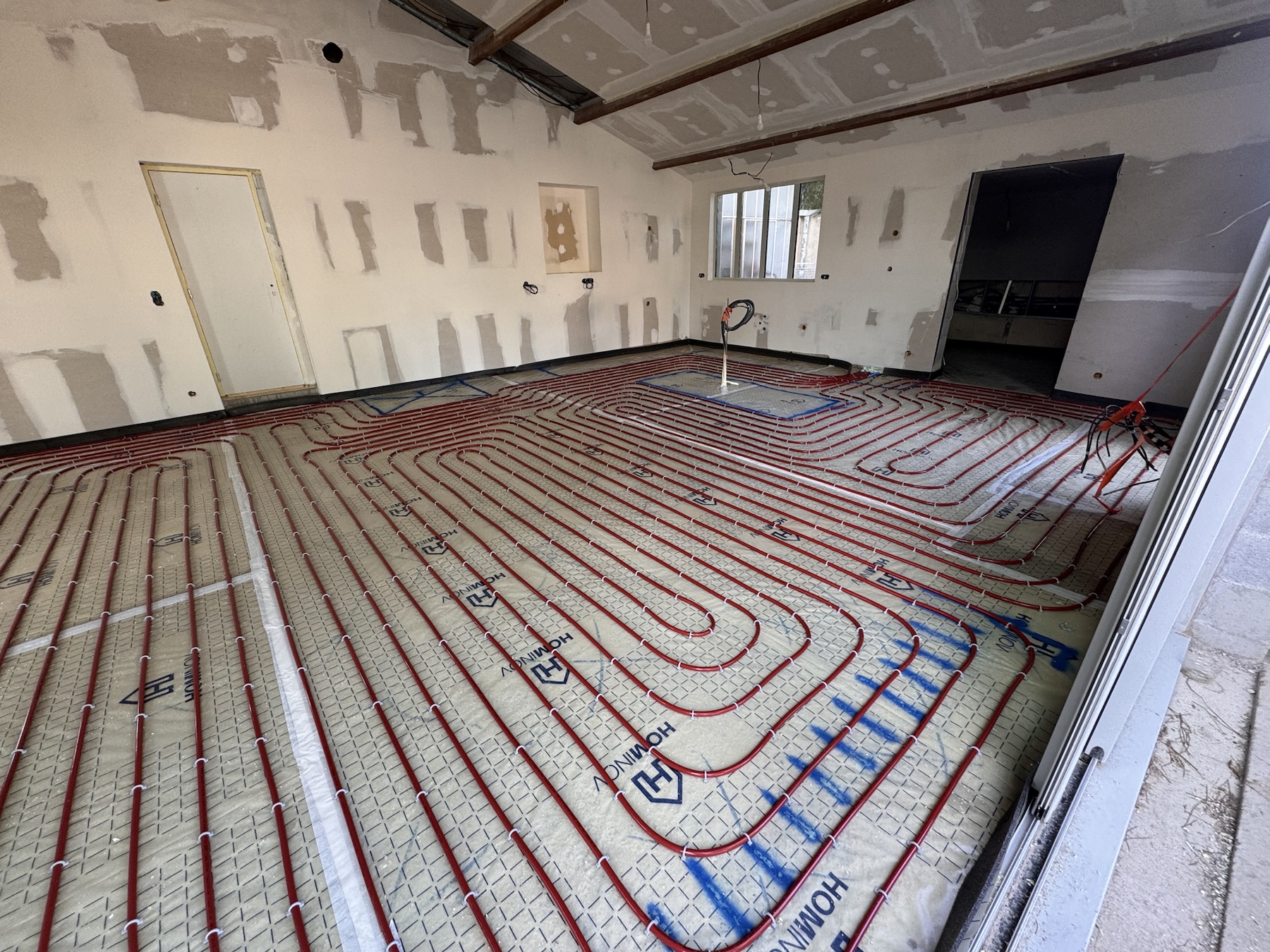Pose des boucles du plancher chauffant-rafraîchissant dans l’extension de la maison à Marseille 12e, avant réalisation de la chape